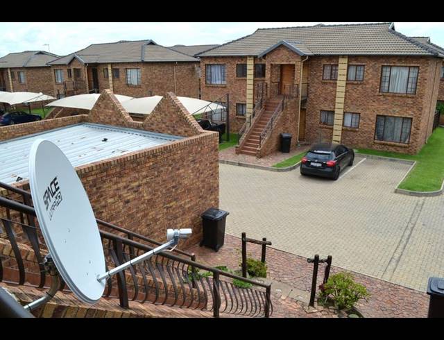 2 BEDROOM TOWNHOUSE FOR SALE IN SONNEVELD